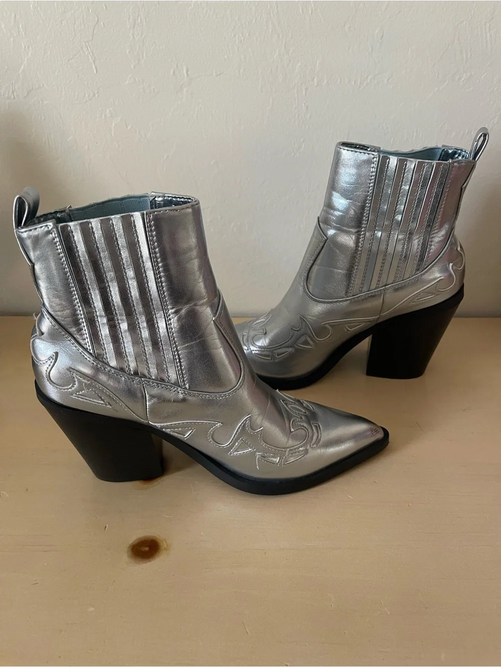 Shoe Dazzle Silver Metallic Western Ankle Booties cowboy boots 7